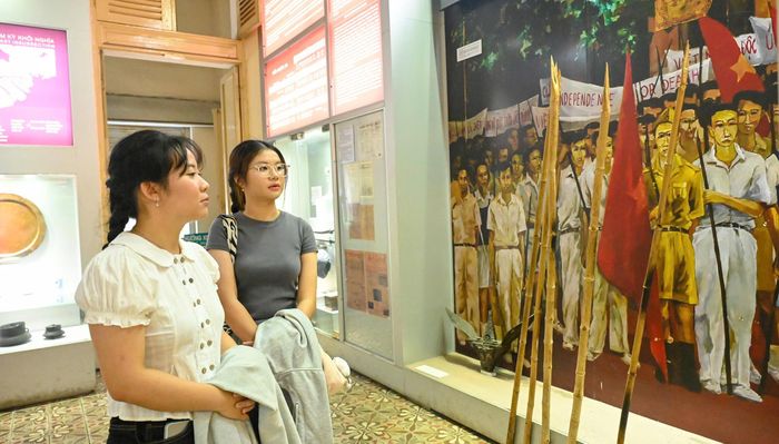 Nguyễn Ngọc Nhã An (áo trắng) cùng bạn tham quan bảo tàng. Ảnh: MẠNH THẮNG