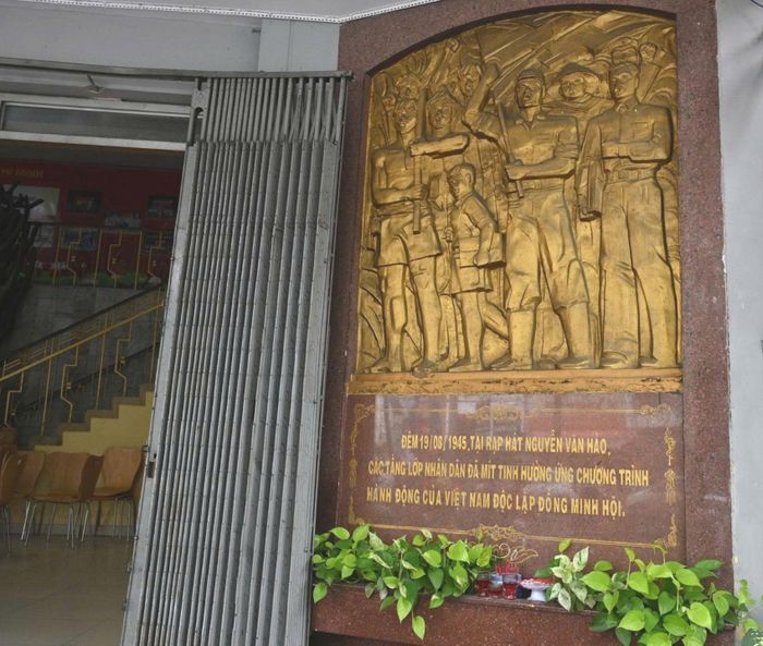 Tấm phù điêu trước Rạp Công Nhân ghi dòng chữ: “Đêm 19-8-1945, tại rạp hát Nguyễn Văn Hảo, các tầng lớp nhân dân đã mít tinh hưởng ứng chương trình hành động của Việt Nam Độc lập đồng minh hội”. Ảnh: MẠNH THẮNG
