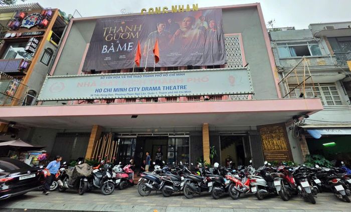 Rạp Nguyễn Văn Hảo (nay là rạp Công Nhân) đã diễn ra cuộc mít tinh công khai. Ảnh: MẠNH THẮNG