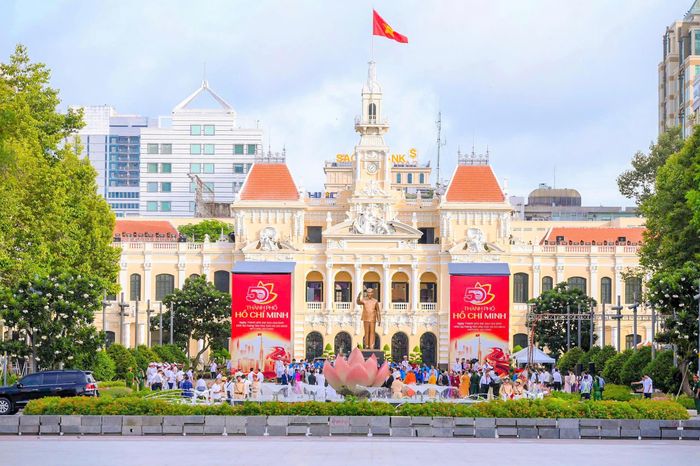 Dinh Đốc lý trước kia (nay là Trụ sở UBND TPHCM), sau khi kết thúc thắng lợi Tổng khởi nghĩa ở Sài Gòn, được đặt làm Trụ sở Ủy ban hành chính Lâm thời Nam bộ