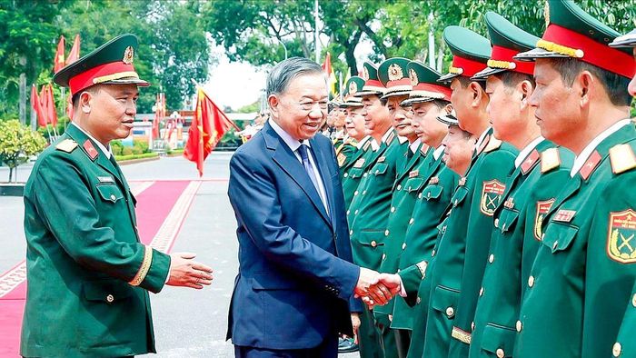 Tổng Bí thư, Chủ tịch nước Tô Lâm, Bí thư Quân ủy Trung ương, thăm và làm việc với Sư đoàn bộ binh cơ giới 308, Quân đoàn 12. Ảnh: TTXVN