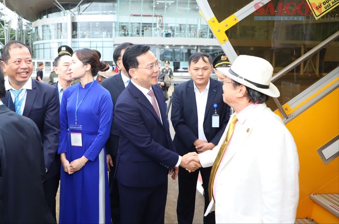  Chủ tịch UBND tỉnh Lâm Đồng Hồ Văn Mười cùng lãnh đạo ACV chào đón những hành khách đầu tiên đến Sân bay Liên Khương. Ảnh: ĐOÀN KIÊN 