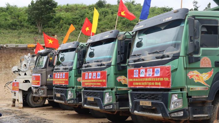  Máy móc tập kết sẵn sàng thi công. Ảnh: HỮU PHÚC 