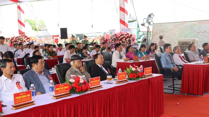  Các đại biểu tham dự lễ khởi công. Ảnh: HỮU PHÚC 