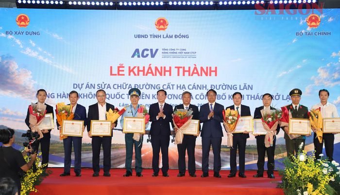 Các đơn vị nhận bằng khen của Chủ tịch UBND tỉnh Lâm Đồng sau khi hoàn thành dự án nâng cấp sân bay Liên Khương. Ảnh: ĐOÀN KIÊN