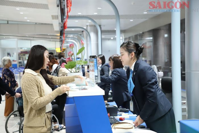 Người dân làm thủ tục tại sân bay Liên Khương sáng 19-8. Ảnh: ĐOÀN KIÊN