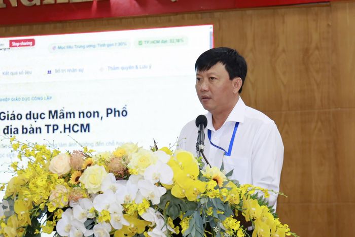  Ông Tống Phước Lộc, Trưởng Phòng Tổ chức cán bộ (Sở GD-ĐT TPHCM) hướng dẫn một số nội dung về việc sắp xếp mạng lưới cơ sở giáo dục công lập trên địa bàn TPHCM. 