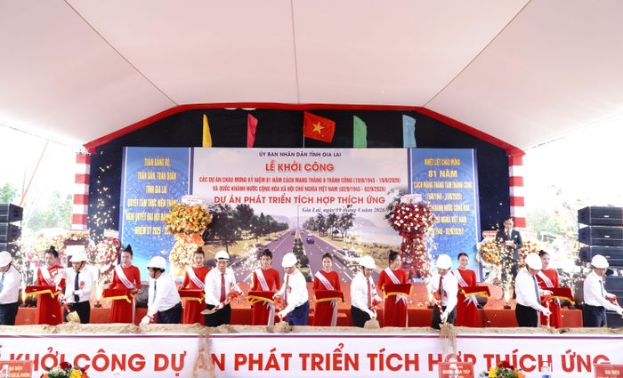  Các đại biểu thực hiện nghi thức động thổ tại lễ khởi công 