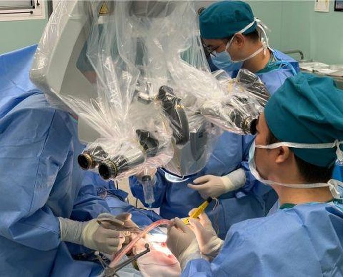 Bác sĩ Bệnh viện Nhi Đồng Thành Phố vi phẫu u não xuất huyết ở trẻ sơ sinh