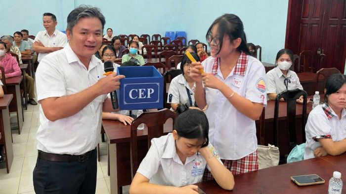 Học bổng CEP là nguồn cổ vũ mạnh mẽ, đồng hành cùng các em trên chặng đường chinh phục tri thức. Ảnh: HỒNG ĐÀO