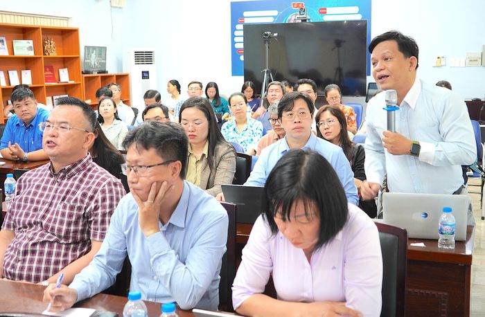  Đại biểu đặt câu hỏi tại hội nghị. QUANG HUY 