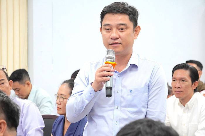  Đại biểu đặt câu hỏi tại hội nghị. QUANG HUY 