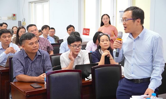  Ông Nguyễn Sỹ Long, Phó Trưởng Phòng Công chức, viên chức, Sở Nội vụ TPHCM trình bày tham luận và trả lời câu hỏi của các đại biểu. QUANG HUY 
