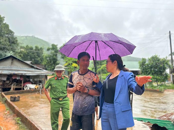 Xã Đăk Long kiểm tra, rà soát vận động các hộ dân vùng sạt lở di dời đến nơi an toàn. Ảnh: UBND xã cung cấp