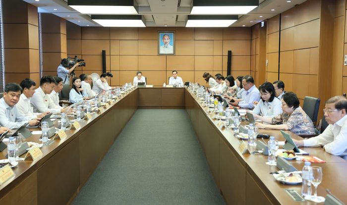 Phiên thảo luận tại tổ của Đoàn ĐB Quốc hội TPHCM, sáng 19-8. Ảnh: QUANG PHÚC