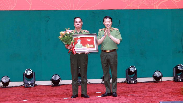 Bộ trưởng Lương Tam Quang trao quà tặng Đại tướng Lê Hồng Anh. Ảnh: MINH HẢI