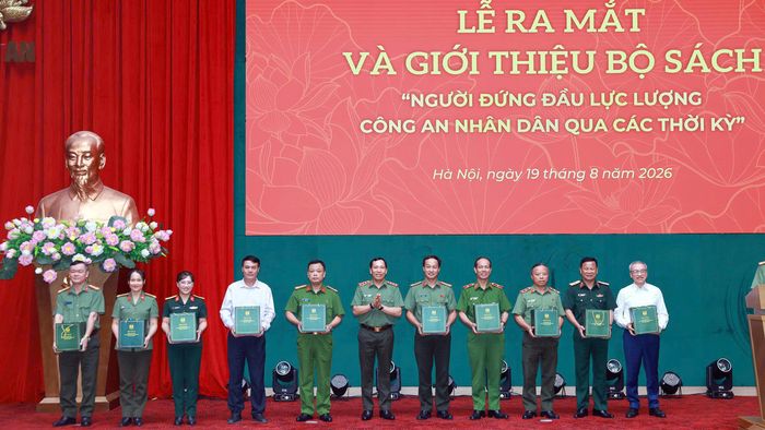 Thứ trưởng Lê Văn Tuyến trao bộ sách "Người đứng đầu lực lượng công an nhân dân qua các thời kỳ" tặng các đại biểu. Ảnh: MINH HẢI