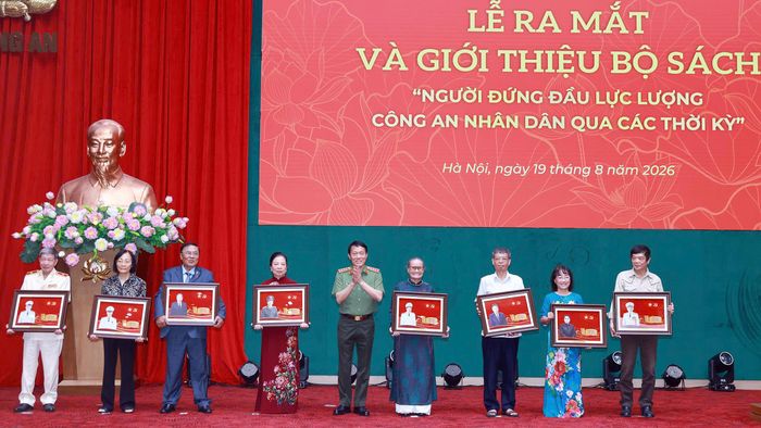 Bộ trưởng Lương Tam Quang trao quà tặng thân nhân gia đình các đồng chí lãnh đạo, cố lãnh đạo Bộ Công an qua các thời kỳ. Ảnh: MINH HẢI