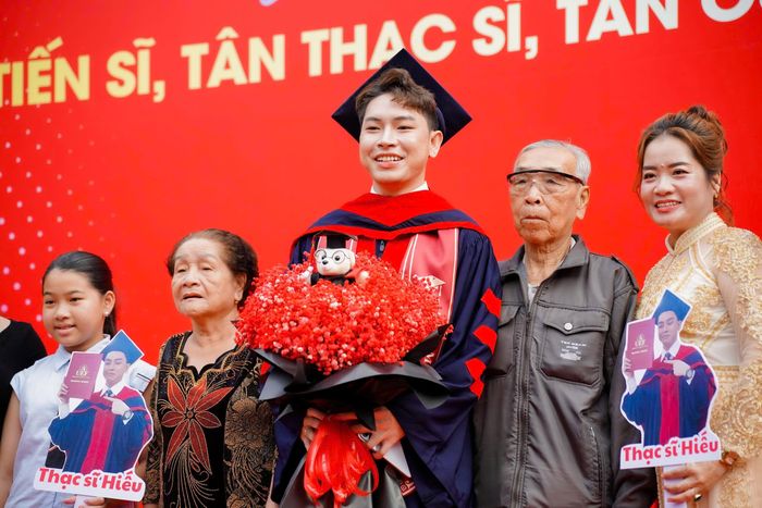  Niềm vui của tân cử nhân UEF cùng gia đình trong lễ tốt nghiệp. 