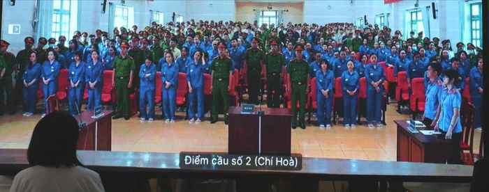 Các bị cáo ở điểm cầu xét xử trực tuyến tại T30 - Công an TPHCM. Ảnh: SONG MAI