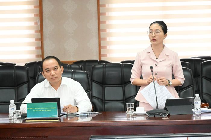 Thành viên đoàn khảo sát trao đổi tại buổi làm việc. Ảnh: VIỆT DŨNG