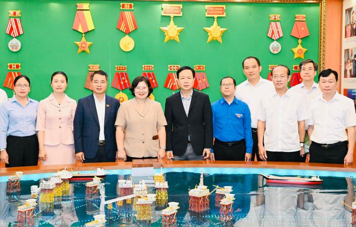 Đồng chí Văn Thị Bạch Tuyết chụp hình lưu niệm với Ban Thường vụ Đảng ủy Vietsovpetro. Ảnh: VIỆT DŨNG
