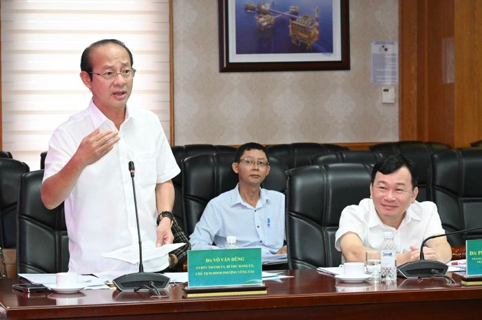 Bí thư Đảng ủy phường Vũng Tàu Võ Văn Dũng trao tại buổi làm việc. Ảnh: VIỆT DŨNG