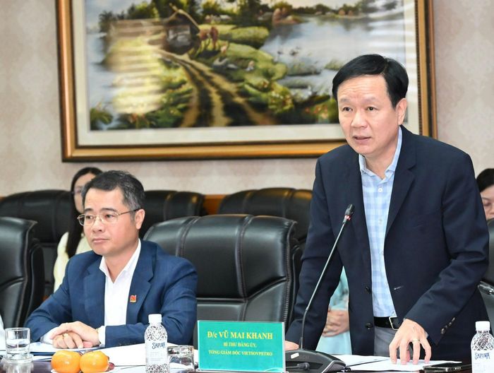 Bí thư Đảng ủy, Tổng Giám đốc Vietsovpetro Vũ Mai Khanh báo cáo với đoàn khảo sát. Ảnh: VIỆT DŨNG