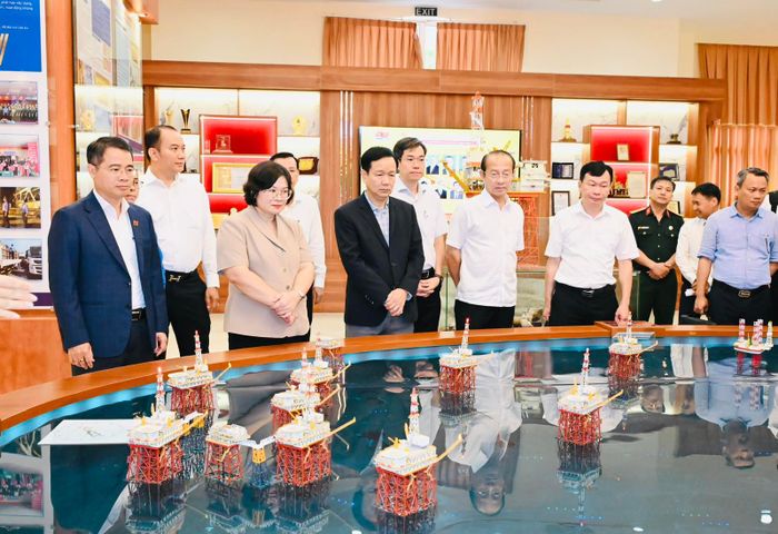 Đồng chí Văn Thị Bạch Tuyết tham quan Nhà truyền thống Vietsovpetro. Ảnh: VIỆT DŨNG
