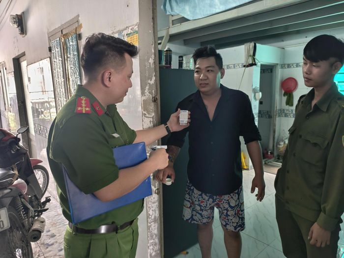  Công an xã Bình Chánh kiểm tra nhà trọ, tuyên truyền, kết hợp test ma túy 