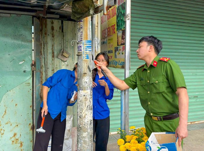  Cán bộ, chiến sĩ Công an xã Tân Vĩnh Lộc cùng đoàn viên thanh niên ra quân xóa quảng cáo sai quy định 