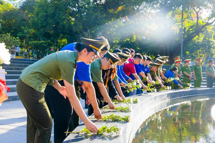  Tuổi trẻ Công an TPHCM dâng hoa tưởng niệm tại Tượng đài Giọt nước, Công viên số 1 Lý Thái Tổ 