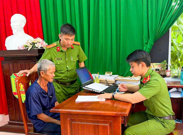  Công an phường Long Hương triển khai đợt cao điểm cấp căn cước cho các trường hợp có hoàn cảnh đặc biệt 