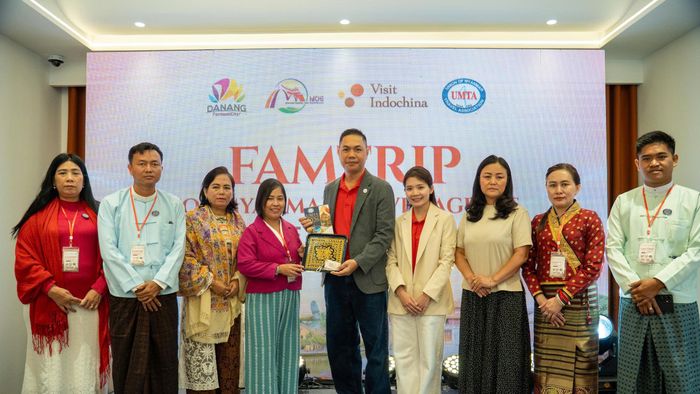  Ban Tổ chức tặng quà lưu niệm cho các đối tác trong chuyến famtrip 