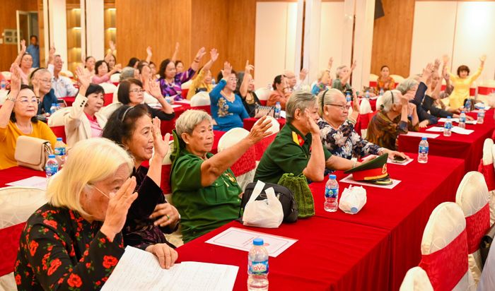  Đại biểu biểu quyết thông qua các nội dung tại đại hội 