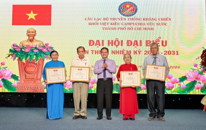  Đồng chí Phạm Minh Tuấn trao khen thưởng của Ban Thường trực Ủy ban MTTQ Việt Nam TPHCM cho các tập thể vì đã tích cực tham gia các phong trào thi đua yêu nước giai đoạn 2022-2026 