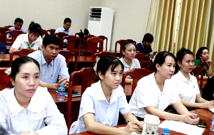 Đại diện các trường học và cơ sở cung cấp suất ăn tham dự chương trình