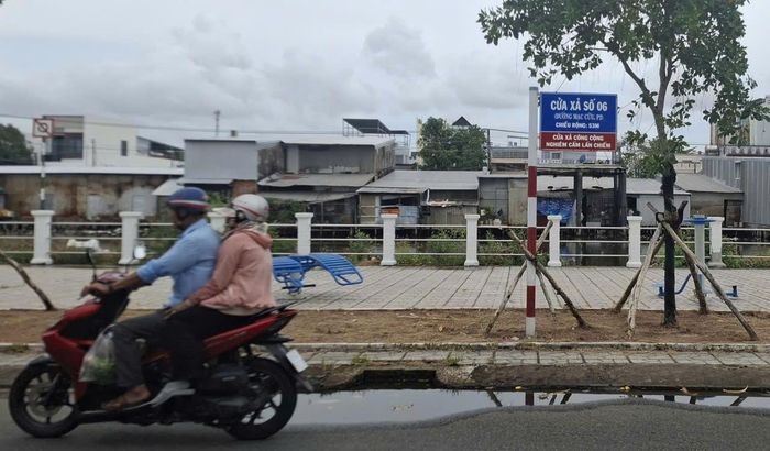  Cửa xả thoát nước thải và nước mưa trên đường Mạc Cửu, phường An Xuyên, tỉnh Cà Mau 