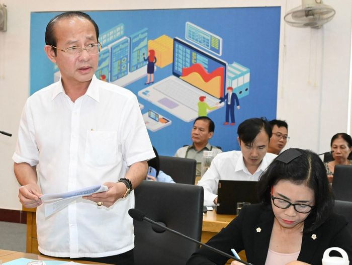  Bí thư Đảng ủy phường Vũng Tàu Võ Văn Dũng báo cáo tại buổi làm việc. Ảnh: VIỆT DŨNG 