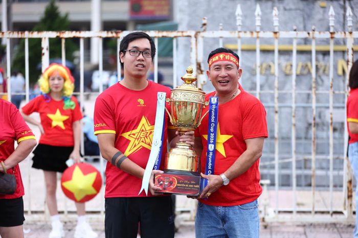  Các cổ động viên tin tưởng đội tuyển bóng đá nam Việt Nam sẽ tiếp tục có chiến thắng. Ảnh: TIẾN CƯỜNG 