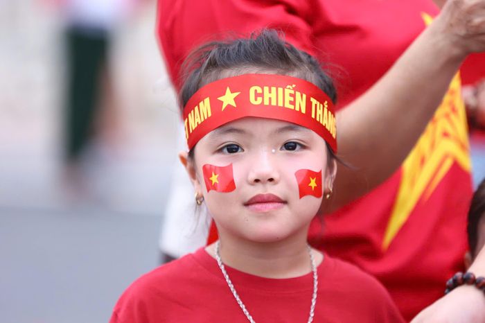  Một cổ động viên nhí đến sân vận động Mỹ Đình từ khá sớm. Ảnh: TIẾN CƯỜNG 