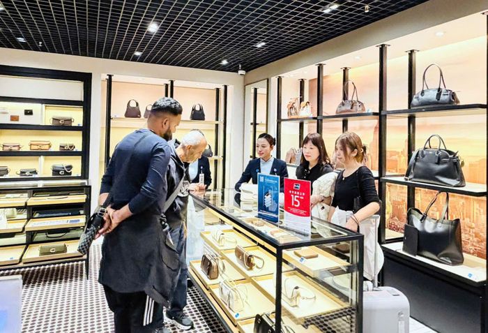 Khách quốc tế mua sắm tại Sasco Duty Free, sân bay quốc tế Tân Sơn Nhất
