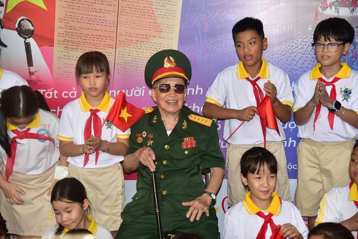  Anh hùng Lực lượng vũ trang nhân dân Nguyễn Văn Tàu cùng các cháu thiếu nhi tại chương trình 