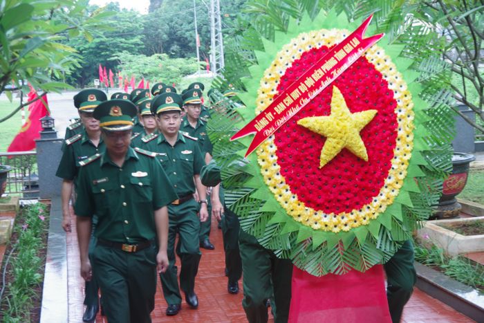 Ban Chỉ huy BĐBP tỉnh Gia Lai dâng hoa tại Nhà bia tưởng niệm các Anh hùng liệt sĩ BĐBP tỉnh Gia Lai hy sinh tại Cửa khẩu quốc tế Lệ Thanh