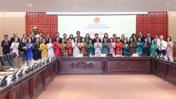 Phó Chủ tịch Quốc hội Nguyễn Thị Thanh chụp ảnh lưu niệm với Nhóm đại biểu Quốc hội hoạt động chuyên trách ở địa phương khóa XVI và đại biểu tham dự buổi lễ. Ảnh: QUANG PHÚC 