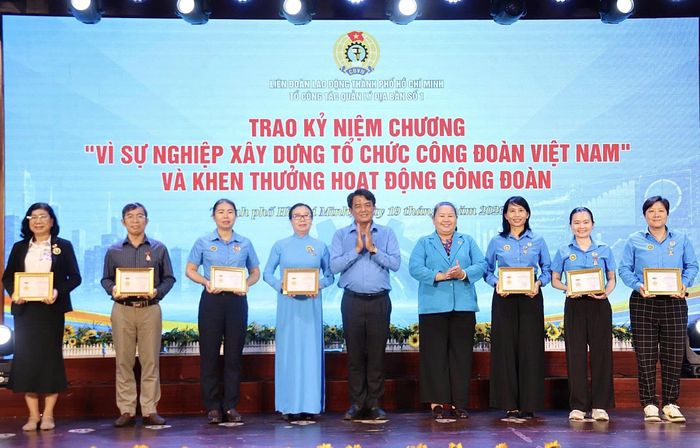  Đồng chí Bùi Thanh Nhân trao Kỷ niệm chương đến các cá nhân. Ảnh: CẨM TUYẾT 
