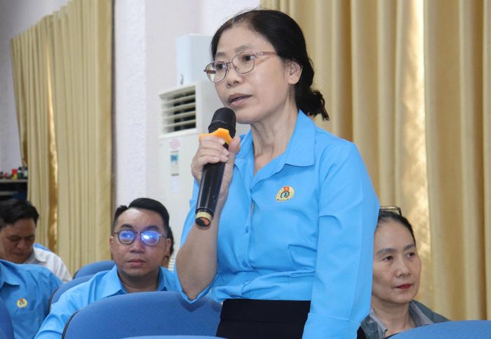  Cán bộ công đoàn nêu ý kiến tại hội nghị. Ảnh: CẨM TUYẾT 