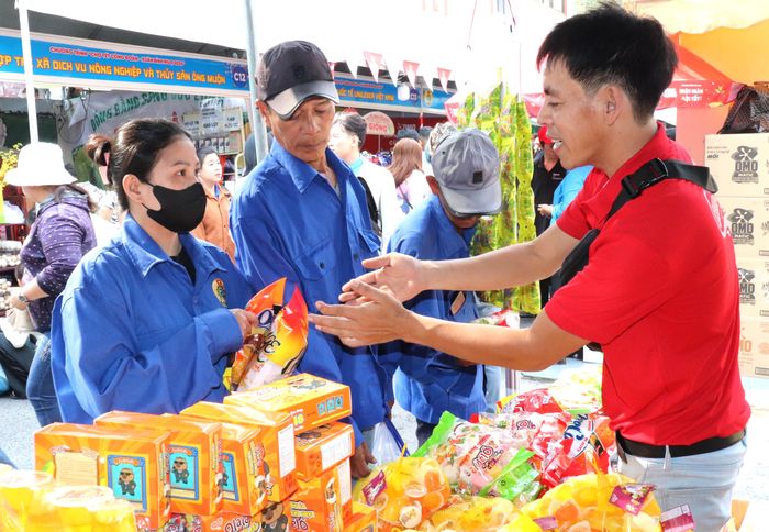  Công nhân mua hàng hỗ trợ giá tại phiên chợ do tổ chức Công đoàn TPHCM tổ chức. Ảnh: THÁI PHƯƠNG 