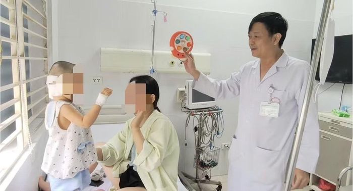 Kiểm tra chức năng vận động của trẻ sau phẫu thuật - Ảnh BVCC