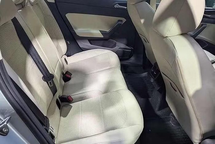 Bên cạnh đó, các tính năng an toàn khác như hệ thống chống bó cứng phanh ABS với phân bổ lực phanh điện tử EBD, 6 túi khí, hệ thống kiểm soát ổn định điện tử (ESC), giá đỡ ghế trẻ em ISOFIX và hệ thống kiểm soát lực kéo (TC) cũng được trang bị.